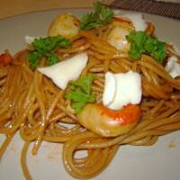 Przegrzebki w sosie pomidorowo - paprykowym ze spaghetti