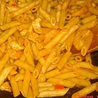 Penne z krewetkami w sosie pomidorowo-paprykowym