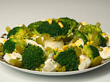 Fot. Wkn, Sałatka brokułowa w kropki