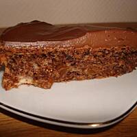 Lekki tort czekoladowy z orzechami i owocami