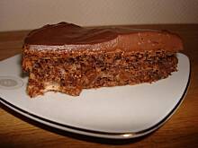 Fot. issima, Lekki tort czekoladowy z orzechami i owocami