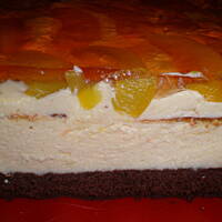 Sernik na biszkopcie z masą i brzoskwiniami