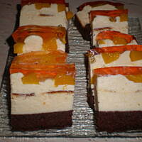 Sernik na biszkopcie z masą i brzoskwiniami