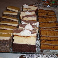 sernik na biszkopcie z bezami i polewą .