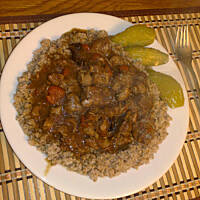 Szlachetny gulasz wieprzowy z suszonymi grzybami.