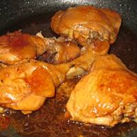 Drobiowe udka w miodzie z sosem sojowym.