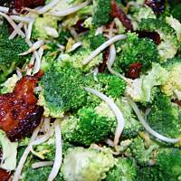 Sałatka brokułowa z chrupiącym boczkiem, kiełkami i prażonym słonecznikiem