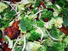 Fot. emma, Sałatka brokułowa z chrupiącym boczkiem, kiełkami i prażonym słonecznikiem