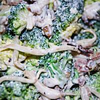 Sałatka brokułowa z chrupiącym boczkiem, kiełkami i prażonym słonecznikiem