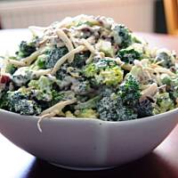 Sałatka brokułowa z chrupiącym boczkiem, kiełkami i prażonym słonecznikiem