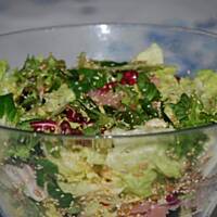 Sałata lodowa z szynką, suszonymi pomidorami i ziarnami