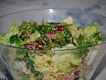 Fot. till, Sałata lodowa z szynką, suszonymi pomidorami i ziarnami