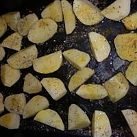 ryba zapiekana  z pieczonymi ziemniaczkami