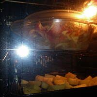 ryba zapiekana  z pieczonymi ziemniaczkami