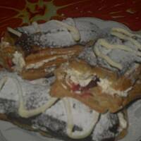 Eklerki z bitą śmietaną i owocowym dżemem