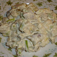 Sałatka ze śledziem w lekkim sosie musztardowym