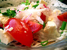 Fot. siekieratkaa, sałatka z białej rzodkwi z fetą