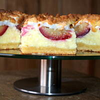 Sernik z węgierkami