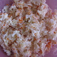 Wyśmienita surówka z kiszonej kapusty i warzyw, z majonezem