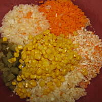 Wyśmienita surówka z kiszonej kapusty i warzyw, z majonezem