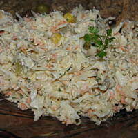 Wyśmienita surówka z kiszonej kapusty i warzyw, z majonezem