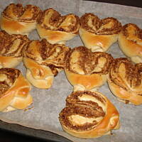 Słodkie drożdżówki - serca z orzechowym nadzieniem