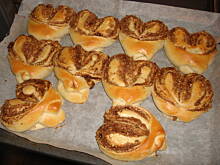 Fot. issima, Słodkie drożdżówki - serca z orzechowym nadzieniem