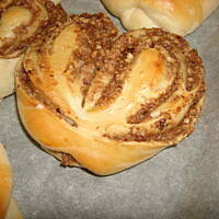 Słodkie drożdżówki - serca z orzechowym nadzieniem