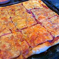 Pizza na ciemnym spodzie