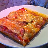 Pizza na ciemnym spodzie