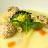 Zupa brokułowa z pulpetami arachidowymi