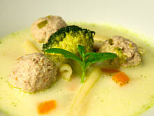 Fot. Wkn, Zupa brokułowa z pulpetami arachidowymi