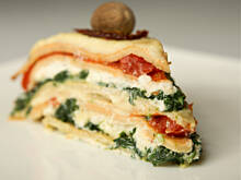 Fot. Wkn, Tort naleśnikowy ze szpinakiem i ricottą
