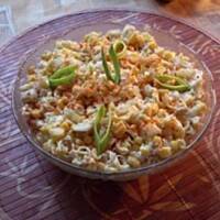 Sałatka z kurczakiem gyros i chińskim makaronem