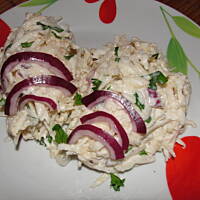 Surówka z selera, z czerwoną cebulą