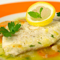 Dorada w lekkim sosie warzywnym