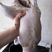 Kaczka faszerowana ziemniakami i wędzonym boczkiem