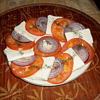 feta w towarzystwie pomidora i cebuli