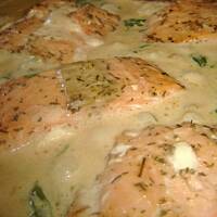 Pieczony łosoś w śmietanowym sosie ze szpinakiem, serem pleśniowym i suszonymi pomidorami