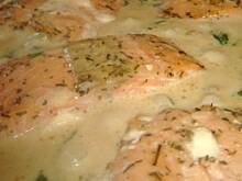 Fot. sebek, Pieczony łosoś w śmietanowym sosie ze szpinakiem, serem pleśniowym i suszonymi pomidorami