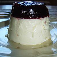 Panna cotta z dżemem jeżynowym