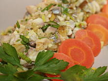 Fot. kasiul_a, Sałatka śledziowa z pieczarkami ogórkiem i porem kasiuli