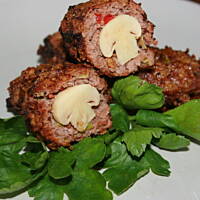 Pomidorowo paprykowe kotlety wołowe z marynowaną pieczarką kasiuli