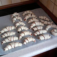 Rogaliki drożdżowe z marmoladą różaną z prodiża