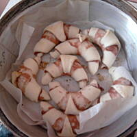 Rogaliki drożdżowe z marmoladą różaną z prodiża