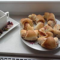 Rogaliki drożdżowe z marmoladą różaną z prodiża