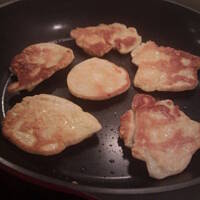 Racuchy z jabłkami i dżemem brzoskwiniowym