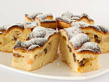 Fot. Wkn, Drożdżowy jabłecznik ze śmietanową polewą