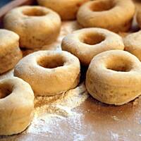 Donuts (oponki) - pączki drożdżowe z pomarańczowym lukrem