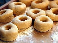 Fot. MAGDAITYLE, Donuts (oponki) - pączki drożdżowe z pomarańczowym lukrem